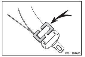 Installez le siège de sécurité enfant en utilisant une ceinture de sécurité