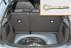 L'anneau de remorquage est installé dans le coffre sous le plancher.